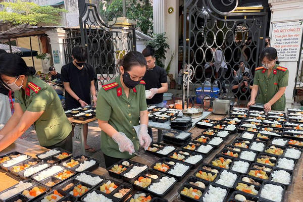Lan tỏa yêu thương từ những suất cơm nghĩa tình, thắt chặt tình cảm giữa người dân với lực lượng Công an cơ sở Lan tỏa yêu thương từ những suất cơm nghĩa tình, thắt chặt tình cảm giữa người dân với lực lượng Công an cơ sở