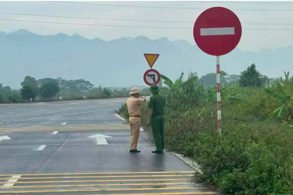 Tháo dỡ biển “Cấm đi ngược chiều” lắp sai tại nút giao Quốc lộ 12B – đường 479D sau phản ánh của người dân