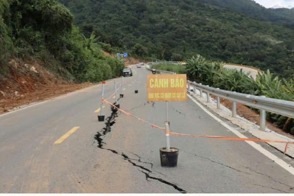 Sụt lún kéo dài hơn 40m trên đèo Đại Ninh, Quốc lộ 28B
