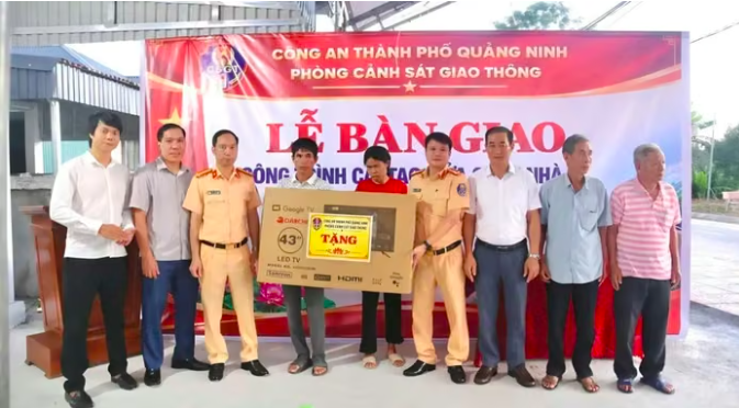 Phòng CSGT Công an TP Quảng Ninh mang lại mái ấm an toàn và tiếp thêm hy vọng vươn lên trong cuộc sống Phòng CSGT Công an TP Quảng Ninh mang lại mái ấm an toàn và tiếp thêm hy vọng vươn lên trong cuộc sống