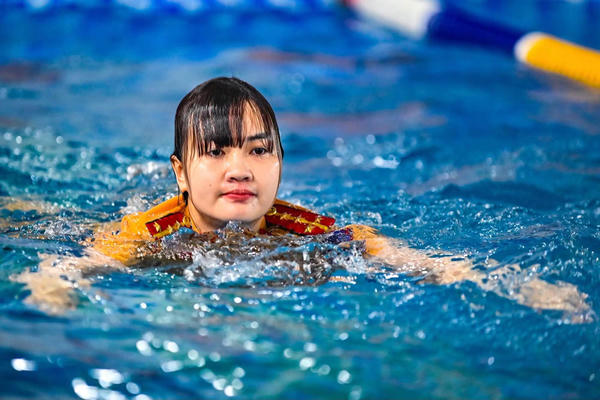 Cận cảnh hình ảnh CSGT rèn kỹ năng bơi cứu hộ, sẵn sàng ứng phó tình huống khẩn cấp