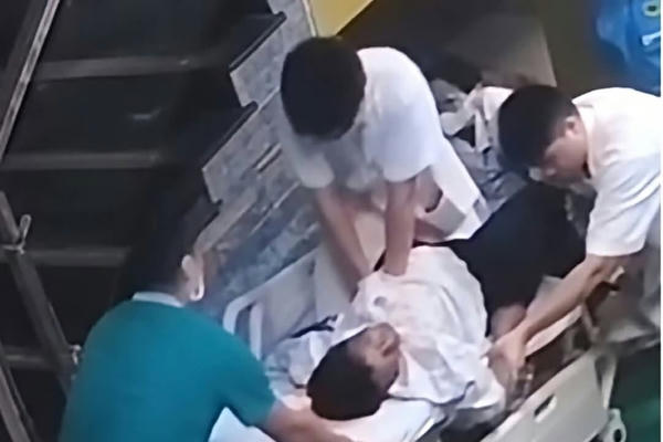 Khoảnh khắc bác sĩ trẻ chạy đua với thời gian giành giật sự sống cho bệnh nhân ngay trên cáng cứu thương Khoảnh khắc bác sĩ trẻ chạy đua với thời gian giành giật sự sống cho bệnh nhân ngay trên cáng cứu thương