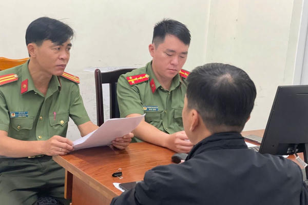 Chuyển tiếp cuộc gọi đòi nợ vào số cơ quan Công an, người đàn ông tại Quảng Ngãi bị xử phạt Chuyển tiếp cuộc gọi đòi nợ vào số cơ quan Công an, người đàn ông tại Quảng Ngãi bị xử phạt