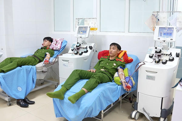 Hai chiến sĩ Công an Thanh Hóa hiến máu cứu cụ bà đang nguy kịch trong đêm