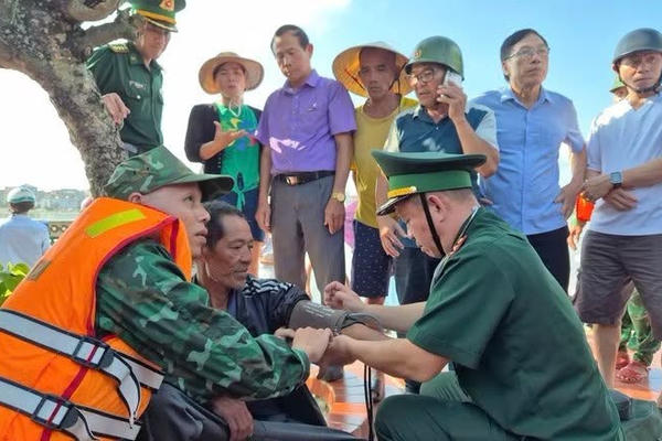 Sau 2 ngày trôi dạt trên biển, ngư dân người Hà Tĩnh được cứu sống