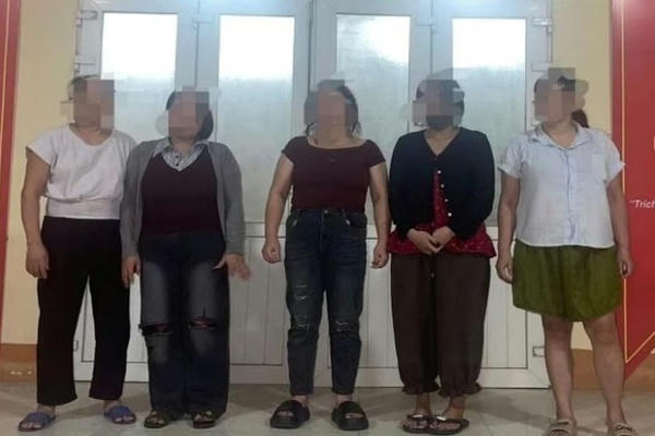 Bắt quả tang 3 cặp nam nữ mua bán dâm tại nhà nghỉ và quán cà phê