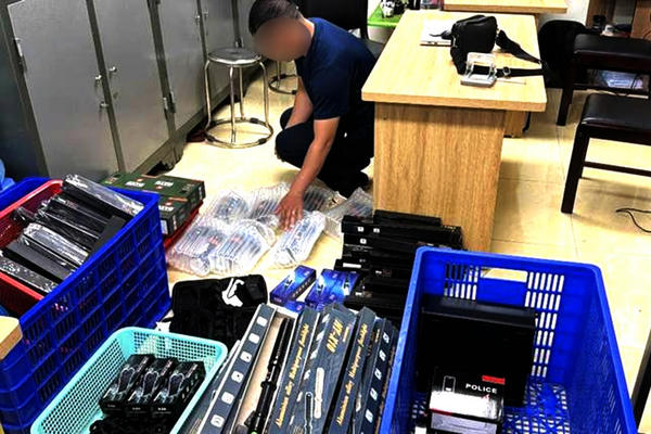 Thu giữ 374 bình xịt hơi cay, 193 gậy các loại rao bán trên mạng ở Hà Nội