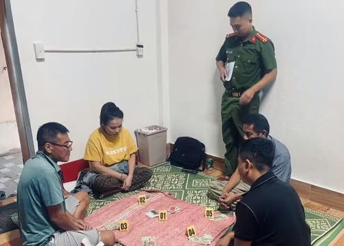 Bắt quả tang 4 đối tượng đang say sưa sát phạt nhau trên chiếu bạc Bắt quả tang 4 đối tượng đang say sưa sát phạt nhau trên chiếu bạc