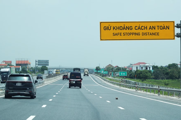 Rà soát, lắp biển báo khoảng cách an toàn trên 7 tuyến cao tốc, hạn hoàn thành trước 31/10 Rà soát, lắp biển báo khoảng cách an toàn trên 7 tuyến cao tốc, hạn hoàn thành trước 31/10