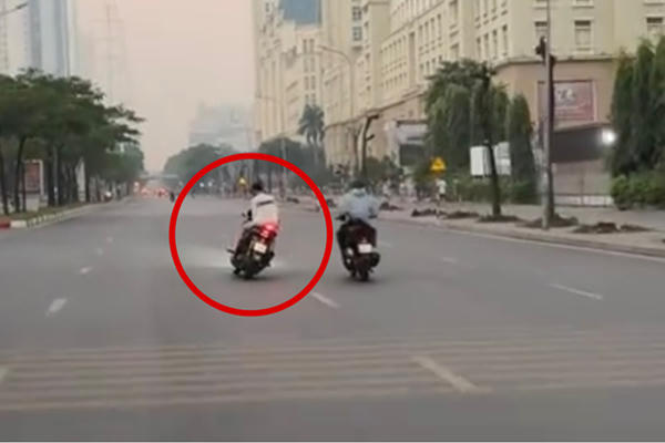 Xử phạt hơn 37 triệu đồng nhóm "quái xế" lạng lách trên đường Mễ Trì, Hà Nội Xử phạt hơn 37 triệu đồng nhóm "quái xế" lạng lách trên đường Mễ Trì, Hà Nội