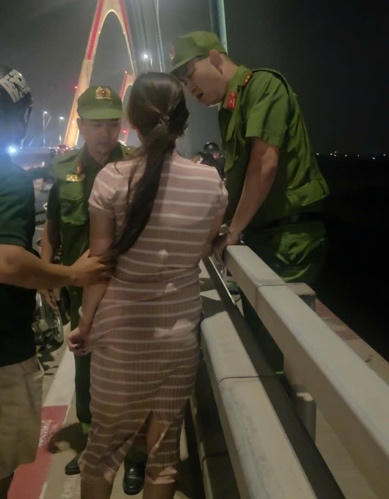 Cảnh sát kịp thời ngăn chặn một phụ nữ mang thai có ý định tự tử tại cầu Nhật Tân Cảnh sát kịp thời ngăn chặn một phụ nữ mang thai có ý định tự tử tại cầu Nhật Tân