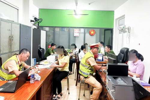 Ngồi giữa đường đèo Hải Vân tạo dáng chụp ảnh, nhóm phụ nữ bị xử phạt