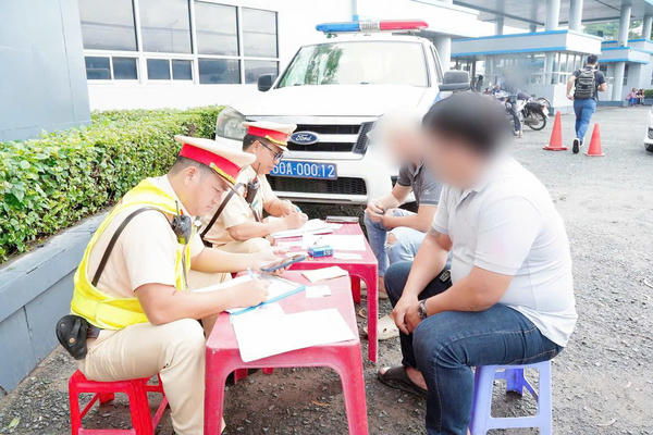 Đồng Nai: Tăng cường kiểm tra xe đưa đón công nhân, xử lý nghiêm vi phạm an toàn giao thông Đồng Nai: Tăng cường kiểm tra xe đưa đón công nhân, xử lý nghiêm vi phạm an toàn giao thông