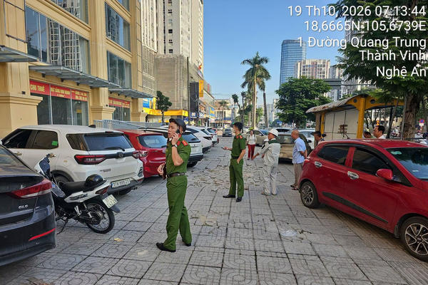 Hàng loạt ô tô đỗ trên vỉa hè ở phường Thành Vinh bị đập vỡ kính trong đêm