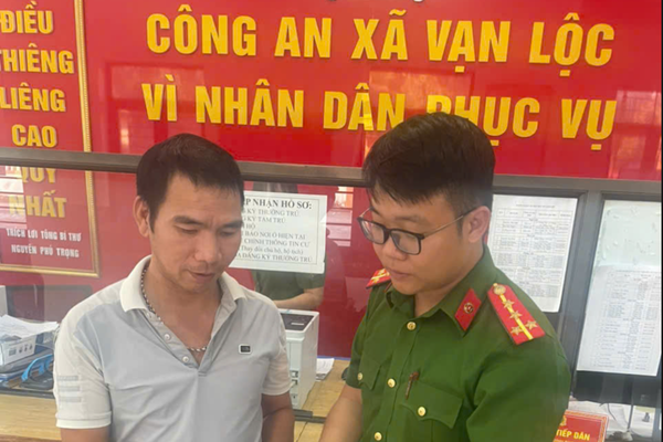 Công an xã Vạn Lộc hỗ trợ người dân nhận lại 220 triệu đồng chuyển khoản nhầm