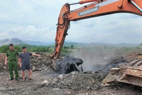 Phát hiện đường dây đổ, chôn lấp trái phép khoảng 300 tấn chất thải công nghiệp, khởi tố 2 bị can ở Quảng Ninh Phát hiện đường dây đổ, chôn lấp trái phép khoảng 300 tấn chất thải công nghiệp, khởi tố 2 bị can ở Quảng Ninh