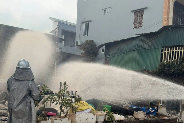Hà Nội: Rò rỉ khí clo từ bình phế liệu, khoảng 40 người bị ảnh hưởng