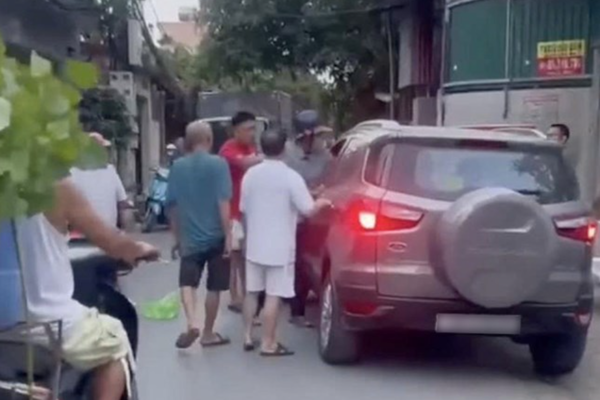 Truy bắt nghi phạm đâm tử vong tài xế ô tô tại khu vực Bắc Cầu