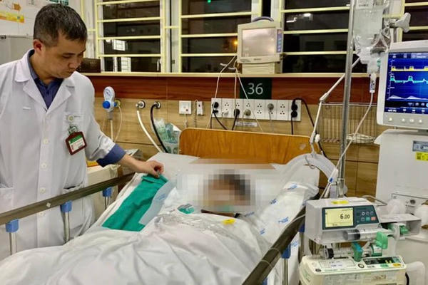 Vụ nghi ngộ độc khí clo ở Hà Nội: Hai bệnh nhân nguy kịch, một người có nguy cơ mù mắt
