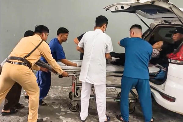 CSGT cùng người dân khẩn trương đưa người phụ nữ bị tai nạn đi cấp cứu