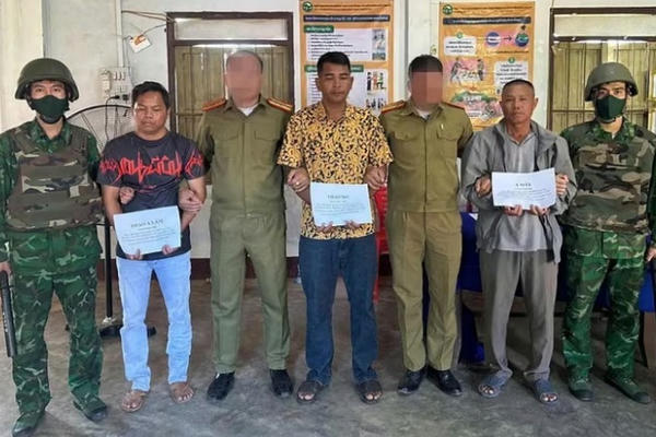 Tóm gọn 3 đối tượng người Lào tàng trữ trái phép 30 tấn pháo Tóm gọn 3 đối tượng người Lào tàng trữ trái phép 30 tấn pháo