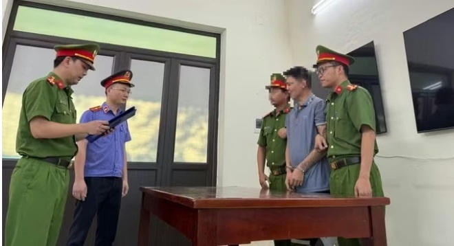 Cha hành hạ hai con gái ruột bị bắt giam
Cha hành hạ hai con gái ruột bị bắt giam