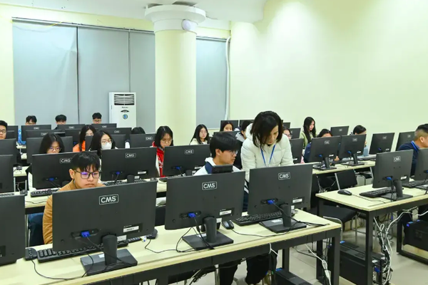 Bộ Giáo dục siết đánh giá học sinh bằng học bạ số, đề chung cuối cấp và kiểm tra trên máy tính