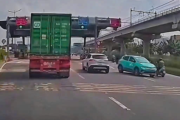 TP HCM: Tài xế taxi đi ngược chiều tại trạm thu phí bị phạt 19 triệu đồng