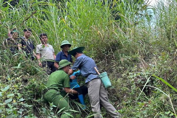Tìm thấy người phụ nữ mất liên lạc 6 ngày trong hang đá ở Cao Bằng Tìm thấy người phụ nữ mất liên lạc 6 ngày trong hang đá ở Cao Bằng