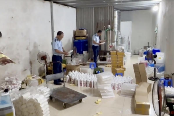 Phát hiện kho hàng nghi giả mạo OMO, Lifebuoy: Có thể xử lý hình sự nếu đủ căn cứ Phát hiện kho hàng nghi giả mạo OMO, Lifebuoy: Có thể xử lý hình sự nếu đủ căn cứ
