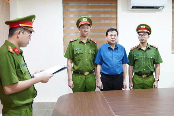 Bí thư, Chủ tịch xã Hợp Kim bị bắt tạm giam vì tạo điều kiện khai thác đất trái phép Bí thư, Chủ tịch xã Hợp Kim bị bắt tạm giam vì tạo điều kiện khai thác đất trái phép