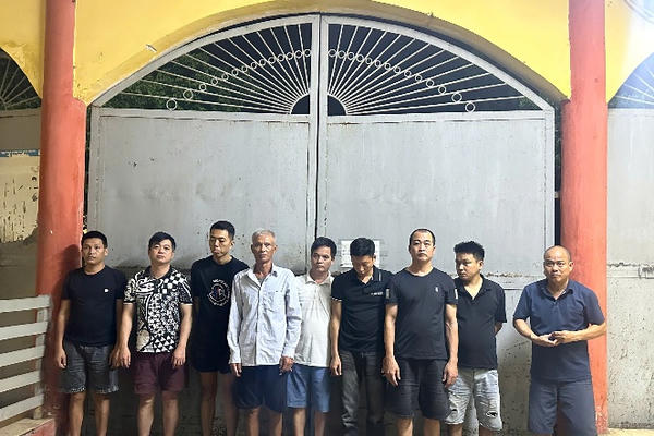 Công an Hưng Yên triệt phá tụ điểm đánh bạc, bắt giữ 10 đối tượng Công an Hưng Yên triệt phá tụ điểm đánh bạc, bắt giữ 10 đối tượng