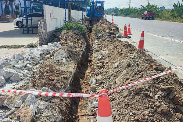 Những bất cập trong cấp phép, thi công tuyến ống nước sạch qua xã Lạc Đạo Những bất cập trong cấp phép, thi công tuyến ống nước sạch qua xã Lạc Đạo