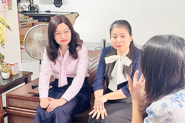 Bộ GD&ĐT thăm hỏi, động viên cô giáo bị nam sinh hành hung Bộ GD&ĐT thăm hỏi, động viên cô giáo bị nam sinh hành hung