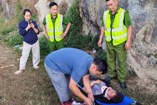 Rơi xuống vực sâu 300m khi tham quan Lũng Cú, nam du khách may mắn thoát nạn