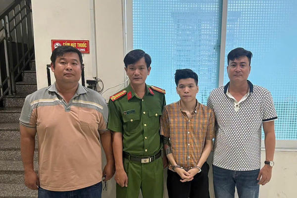 Công an phường Tam Phước bắt giữ đối tượng truy nã trên Quốc lộ 51 Công an phường Tam Phước bắt giữ đối tượng truy nã trên Quốc lộ 51