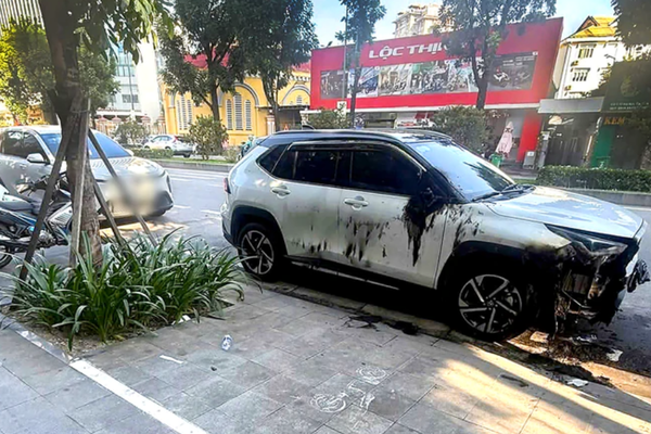 Công an vào cuộc xác minh vụ ô tô cháy sém, xe đỗ phía sau bị xước ở TP Huế