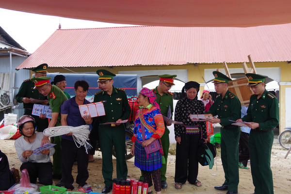 Bộ đội Biên phòng tỉnh Tuyên Quang đưa pháp luật đến đồng bào biên giới Việt Nam- Trung Quốc Bộ đội Biên phòng tỉnh Tuyên Quang đưa pháp luật đến đồng bào biên giới Việt Nam- Trung Quốc