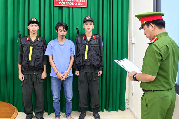 Công an TP HCM khởi tố đối tượng đăng tải thông tin sai sự thật về Công ty Novaland
Công an TP HCM khởi tố đối tượng đăng tải thông tin sai sự thật về Công ty Novaland