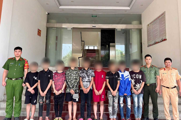 Làm rõ nhóm 12 thanh thiếu niên ném đá vào xe khách trên cao tốc Nội Bài - Lào Cai