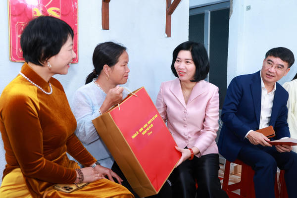 Chủ tịch HĐND TP Hà Nội Phùng Thị Hồng Hà tặng quà các gia đình khó khăn tại tỉnh Lâm Đồng