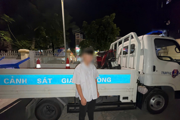 Tịch thu phương tiện của thanh niên điều khiển xe máy bằng một bánh Tịch thu phương tiện của thanh niên điều khiển xe máy bằng một bánh