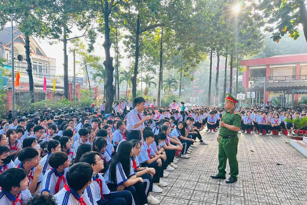 Công an phường Long Hưng tăng cường tuyên truyền, phổ biến, giáo dục pháp luật trong trường học