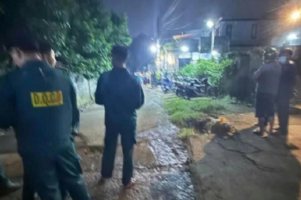 Chồng dùng dao chém vợ tử vong giữa đường rồi đến công an đầu thú
Chồng dùng dao chém vợ tử vong giữa đường rồi đến công an đầu thú