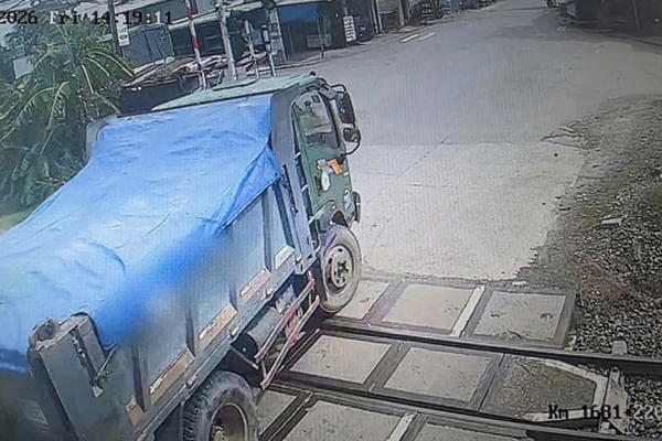 Hai tài xế vượt đường sắt khi đèn đỏ bật, mỗi người bị phạt 19 triệu đồng Hai tài xế vượt đường sắt khi đèn đỏ bật, mỗi người bị phạt 19 triệu đồng