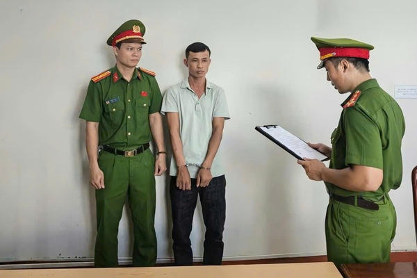 Khởi tố đối tượng giả danh phó giám đốc, lừa cả tình lẫn tiền của người phụ nữ Khởi tố đối tượng giả danh phó giám đốc, lừa cả tình lẫn tiền của người phụ nữ