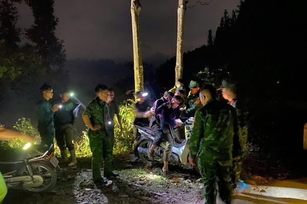 Xuyên đêm tìm kiếm, kịp thời cứu sống một người bị ngã xuống vực sâu khi đi rừng