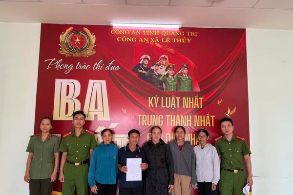 Công an xã Lệ Thủy hỗ trợ người dân tìm lại người thân thất lạc suốt 21 năm
