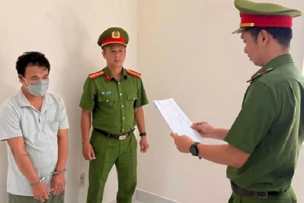 Khởi tố người đàn ông cầm kéo đuổi nhân viên y tế