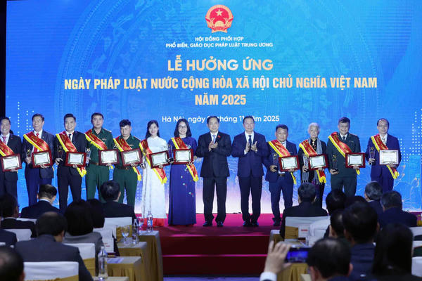 Nữ họa sĩ Đặng Ái Việt nhận Bằng khen của Hội Liên hiệp phụ nữ TPHCM 